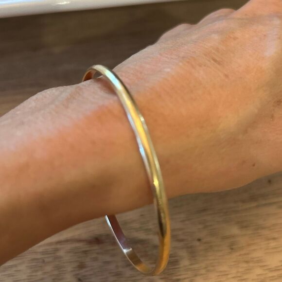 Krementz dainty thin gold tone bangle vintage bracelet - Picture 4 of 5